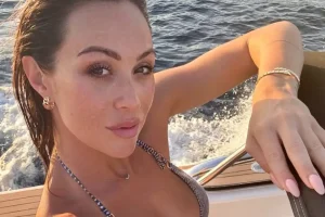 Η Δώρα Παντέλη κάνει διακοπές με τον σύζυγό της σε σκάφος, στον 9ο μήνα της εγκυμοσύνης της
