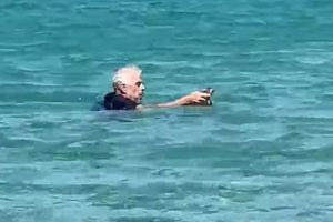 Πάρος: Γάλλος τουρίστας έσωσε γατάκι που κινδύνευε στη θάλασσα και θα το υιοθετήσει