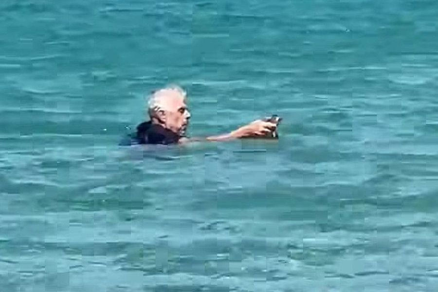 Πάρος: Γάλλος τουρίστας έσωσε γατάκι που κινδύνευε στη θάλασσα και θα το υιοθετήσει