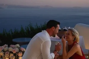 Η ανιψιά της πριγκίπισσας Νταϊάνα αρραβωνιάστηκε στη Σαντορίνη