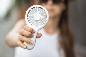 Καλοκαίρι κι εμμηνόπαυση ταλαιπωρούν το τριχωτό της κεφαλής