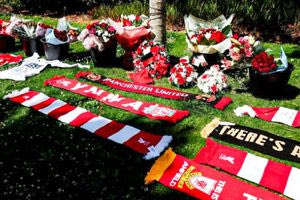 Ντιόγκο Ζότα: Φίλοι της Λίβερπουλ έξω από το Άνφιλντ αφήνουν λουλούδια, κασκόλ και φανέλες