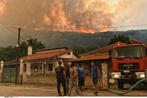«Η πιο καταστροφική -μέχρι στιγμής- φωτιά του φετινού καλοκαιριού» στον Φενεό – Καίγεται παρθένο ελατόδασος