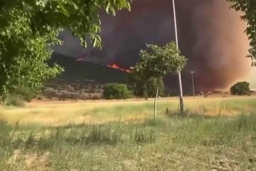 Ορεινή Κορινθία: Ανεξέλεγκτη η φωτιά στον Φενεό