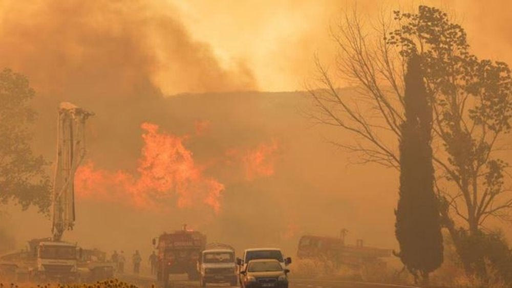 Τουρκία: Δύο δασικές πυρκαγιές απειλούν τον αυτοκινητόδρομο Σμύρνης-Τσεσμέ