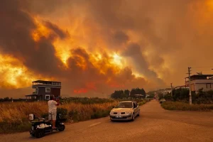 Τουρκία: Ολονύχτια μάχη με τις φλόγες και χιλιάδες εκκενώσεις