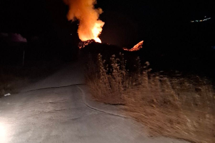 Υπό μερικό έλεγχο η φωτιά που ξέσπασε στον Άγιο Θωμά