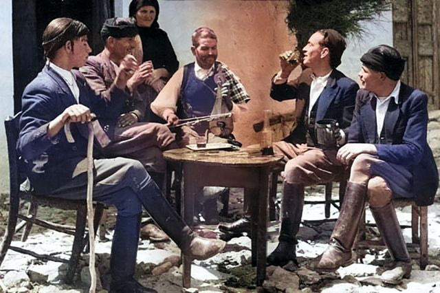 Παρέα Κρητικών με λύρα και κρασί, 1926