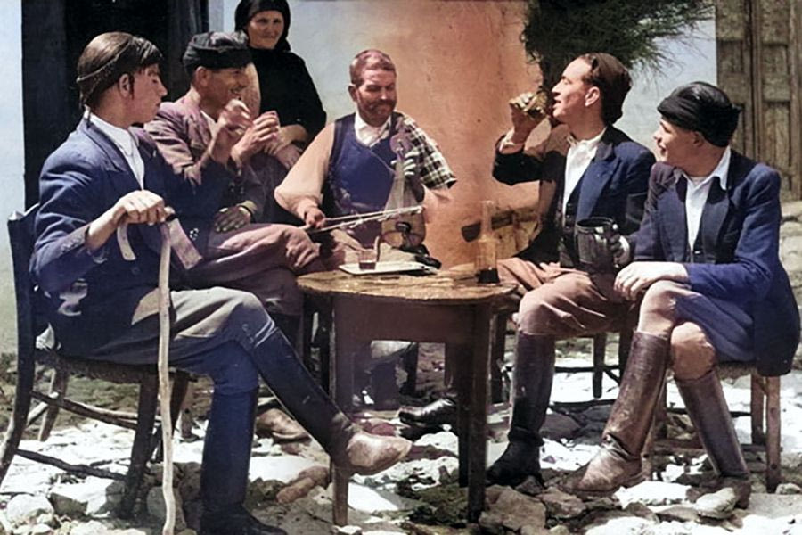 Παρέα Κρητικών με λύρα και κρασί, 1926