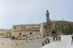 Ηρακλειώτες κάνουν μπάνιο δίπλα στο Κούλε, το 1960