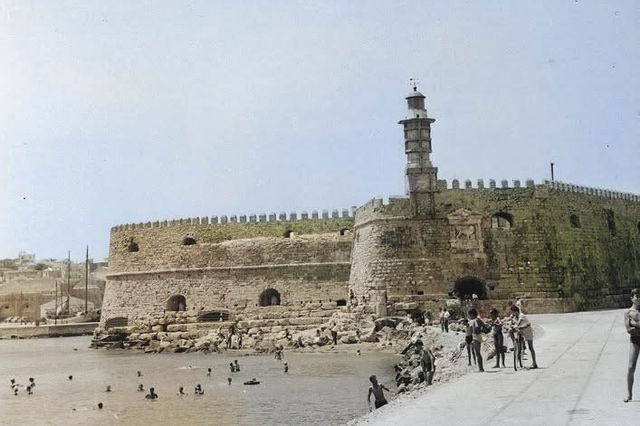 Ηρακλειώτες κάνουν μπάνιο δίπλα στο Κούλε, το 1960