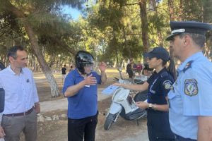 Μοίρασε κράνη σε μοτοσικλετιστές η Τροχαία Χανίων – «Είναι αναγκαιότητα, δεν είναι εξοπλισμός»