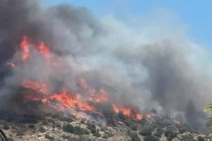 Φωτιά στο Κορωπί – Μήνυμα του 112, στις αυλές των σπιτιών οι φλόγες