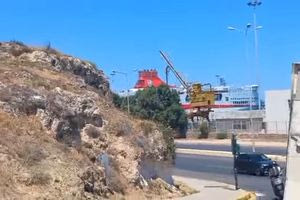 Ηράκλειο: Φωτιά στο λιμάνι κινητοποίησε την πυροσβεστική