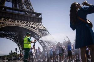Καύσωνας πλήττει την Ευρώπη: Παραμένει ο συναγερμός στην κεντρική Γαλλία