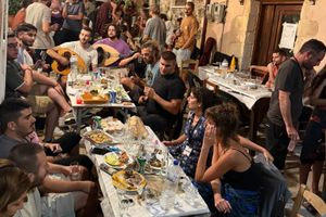 Τα στενά και οι αυλές στο Χαμέζι πλημμυρίζουν από κοντυλιές, χορό και νέο κόσμο (βίντεο)