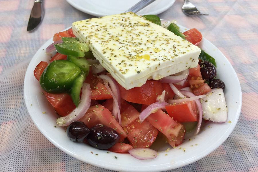 Έξαλλη Ελληνίδα για εστιατόριο που χρεώνει ξεχωριστά το λάδι σε χωριάτικη 15 ευρώ