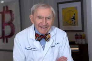 Ο μακροβιότερος γιατρός του κόσμου έγινε 103 ετών – Το μυστικό του για μια ζωή γεμάτη νόημα