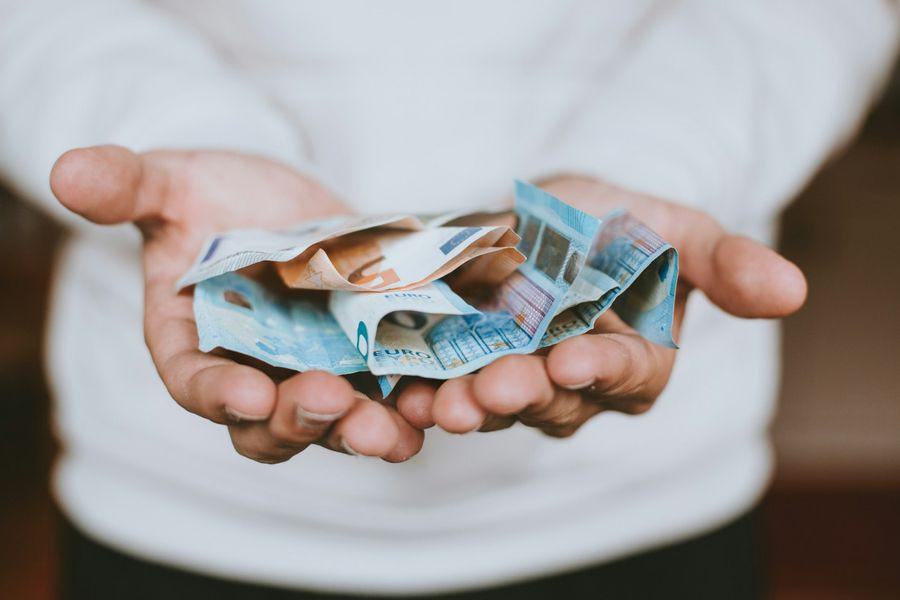 Τα νοικοκυριά «φρενάρουν» δαπάνες και αποταμίευση