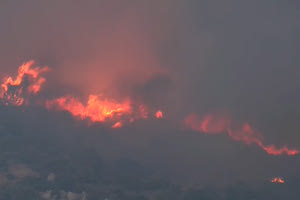 Καταστροφική φωτιά στα Χανιά: Κάηκαν σπίτια και εκκλησία, ισχυροί άνεμοι 10 μποφόρ
