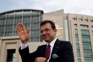 Αθώος ο Εκρέμ Ιμάμογλου – Δεν απαγορεύεται να έχει πολιτική δράση