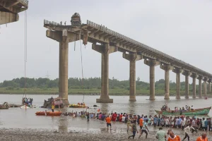 Ινδία: Εννέα νεκροί από κατάρρευση γέφυρας στο κρατίδιο Γκουτζαράτ