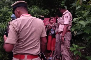 Ινδία: Μητέρα με τα δύο της παιδιά ζούσε σε σπηλιά σε δάσος που έχει φίδια