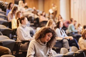 Σε ποια ελληνικά πανεπιστήμια και πόσοι είναι οι «αιώνιοι φοιτητές» από τις δεκαετίες του ’50 και του ’60