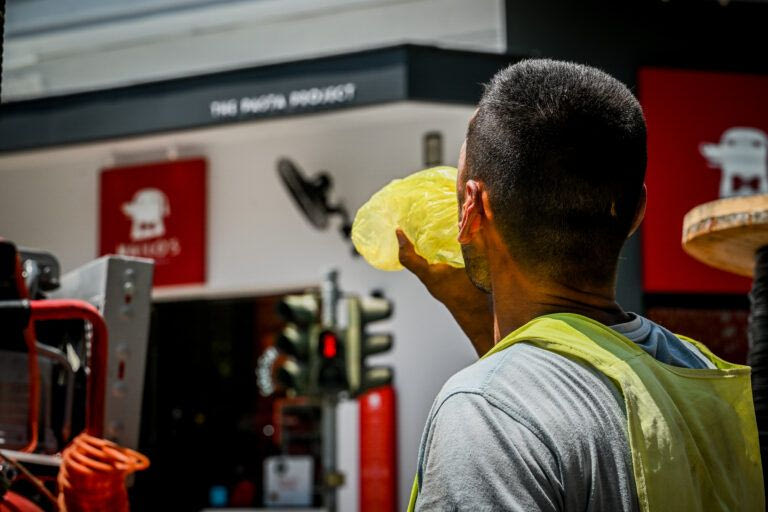 Καύσωνας: Πού δεν τηρήθηκε η παύση εργασιών – Προσοχή εφιστά η ΓΣΕΕ