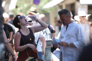 Υπάρχει ένα ρόφημα που σε ενυδατώνει περισσότερο από το νερό στον καύσωνα