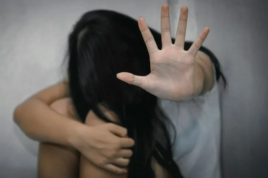 Έκλεισε ραντεβού στη 14χρονη μέσω TikTok και την παρέσυρε σπίτι του, όπου την βίασε μαζί με άλλους τρεις άνδρες