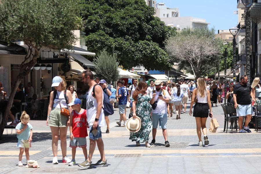 Μετά από πολλά χρόνια: «Το 2026 ίσως να είναι η χρονιά με μείωση εσόδων στον Ελληνικό τουρισμό»