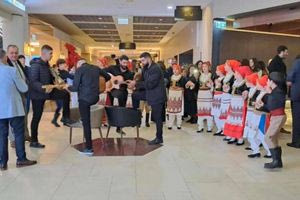 Κρητική καντάδα στους δρόμους της Καμπέρας