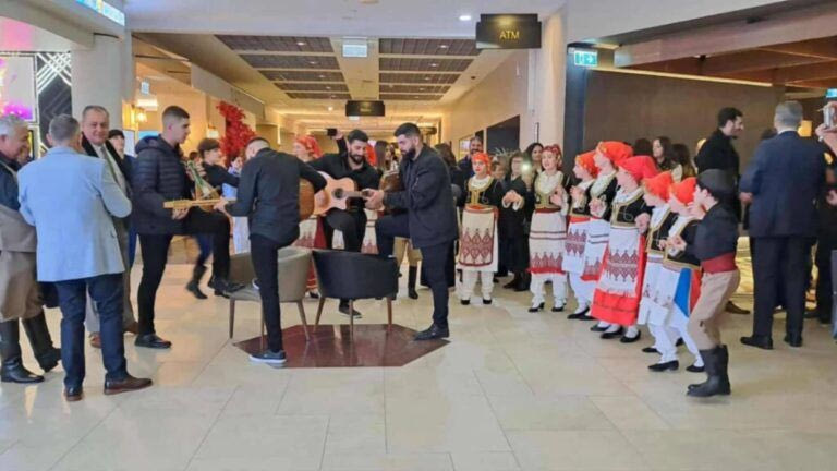 Κρητική καντάδα στους δρόμους της Καμπέρας