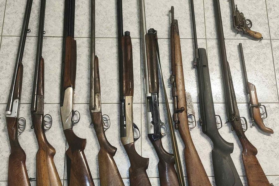 Κατασχέθηκε μεγάλος αριθμός όπλων και δενδρυλλίων κάνναβης σε σπίτι στο Λασίθι