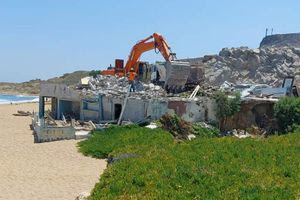 Αυθαίρετα: Εντολή για κατεδαφίσεις σε αιγιαλό και παραλία από το Υπουργείο Οικονομικών