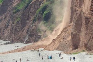 Τεράστια κατολίσθηση σε παραλία κόβει την ανάσα (video)