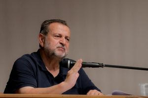 Βασίλης Κεγκέρογλου: Διεκδίκηση για την προστασία του λόφου Παπούρα και τη διατήρηση του αρχαιολογικού μνημείου