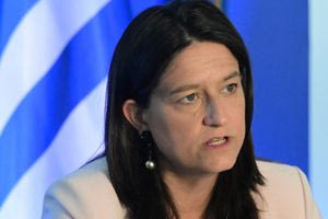 Συλλογικές συμβάσεις: Ιστορική συμφωνία κυβέρνησης – κοινωνικών εταίρων – Διευκολύνονται κλαδικές αυξήσεις μισθών