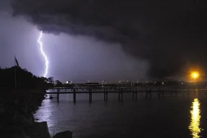 Κεραυνοί: Τι να κάνετε για να προστατευτείτε σε περίπτωση που βρίσκεστε στη θάλασσα