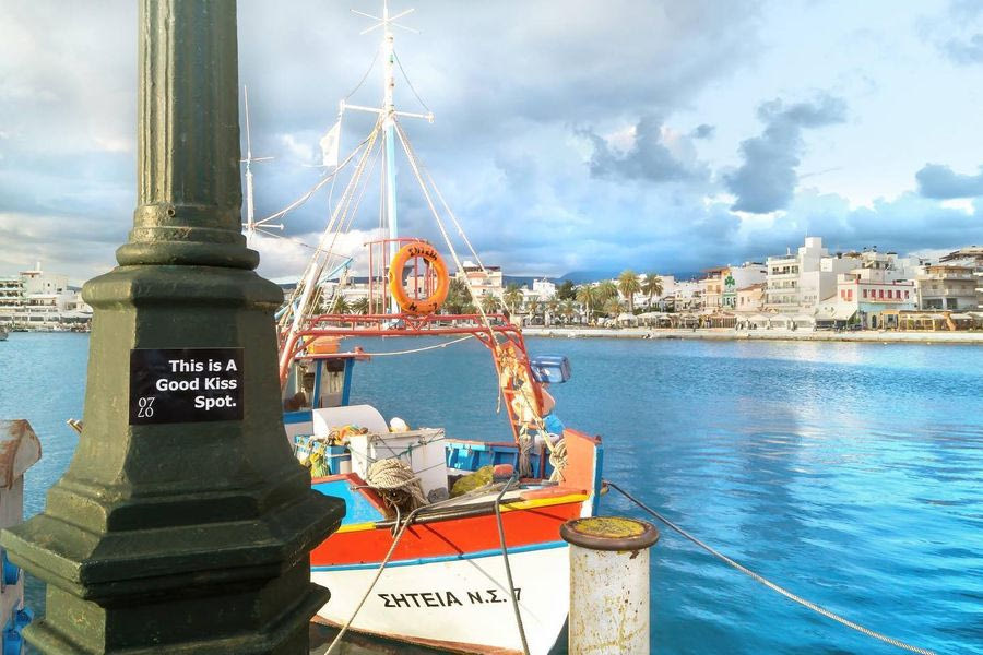 «Εδώ είναι ένα καλό μέρος να φιληθείτε»: Όταν η Σητεία είχε αναδειχθεί σε ιδανικό μέρος για φιλιά