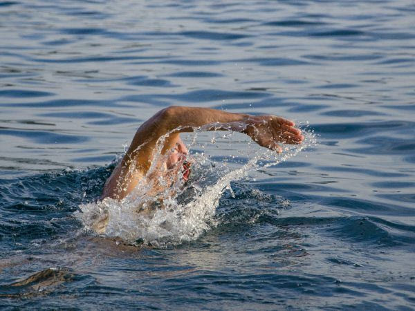 Νόσος του κολυμβητή: Όταν το καλοκαίρι γίνεται επώδυνο για τα αυτιά
