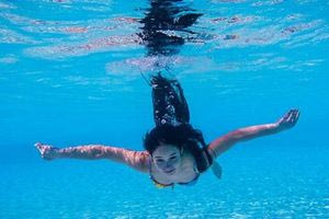 Τελικά είναι κακό να ανοίγουμε τα μάτια μας μέσα στη θάλασσα;