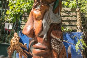 Ένα διαφορετικό «Δέντρο της Ζωής» – Πώς από θαλασσοδαρμένος κορμός, μετατράπηκε σε ξυλόγλυπτο έργο τέχνης