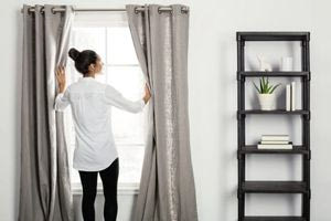 Διατηρήστε τις κουρτίνες φρέσκιες και καθαρές με  ένα μόνο υλικό!