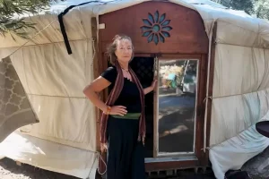 Η γυναίκα που ζει χωρίς ρεύμα στην Κρήτη – Από τις διακοπές στην Πελοπόννησο, στη μόνιμη εγκατάσταση στο νησί