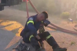 Συγκλονιστικό video: Η στιγμή που εθελοντής πυροσβέστης καταρρέει ενώ επιχειρεί στη φωτιά στο Κρυονέρι