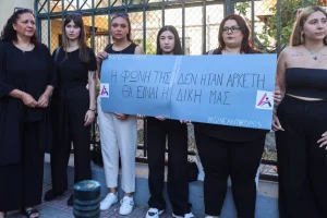 Χαμός στη δίκη για την Κυριακή Γρίβα, πέταξαν ακόμη και μπουκάλι νερού: Ο διάλογος πριν τη φασαρία και η ένταση ανάμεσα στις μανάδες