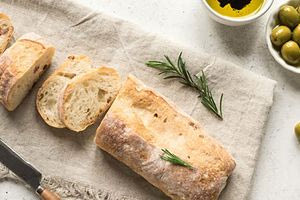 Eύκολη συνταγή για λαδόψωμο και… συνοδευτικά