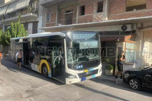 Μενίδι: Λεωφορείο έπεσε σε ψησταριά – Υλικές ζημιές σε αυτοκίνητα